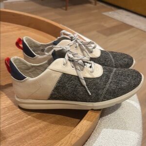 TOMS Gray and Cream Low-Top Sneakers with Textured Fabric